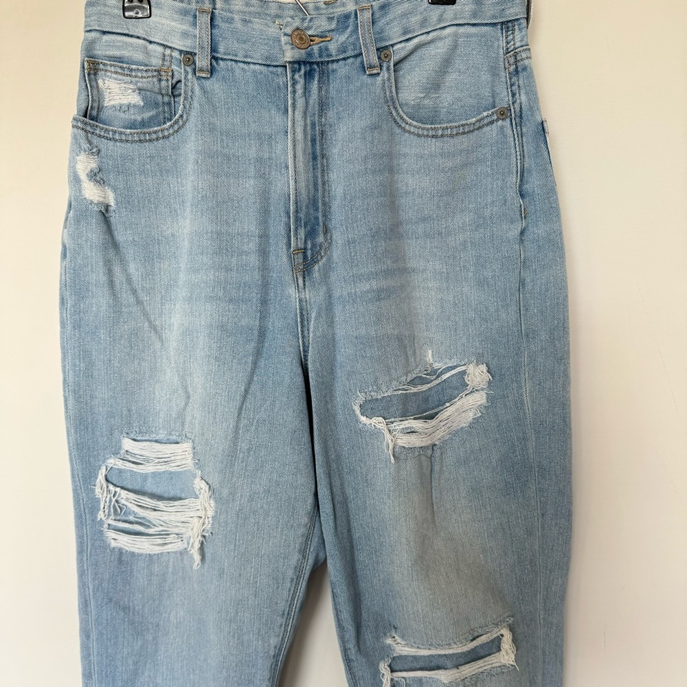 American Eagle Curvy Mom Jeans Light Wash Blue Distressed Raw Hem Ankle 6 Women - Picture 3 of 8